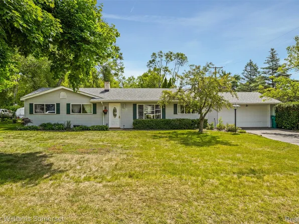 5550 Mary Sue St, Clarkston, MI 48346
