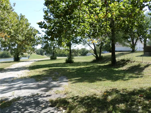 404 N 17th St, Atchison, KS 66002