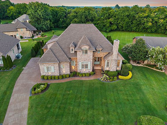 3rd image of 618 Ridgecrest Ln