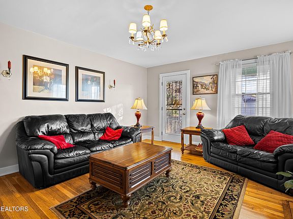 5th image of 1505 NE Charles Dr