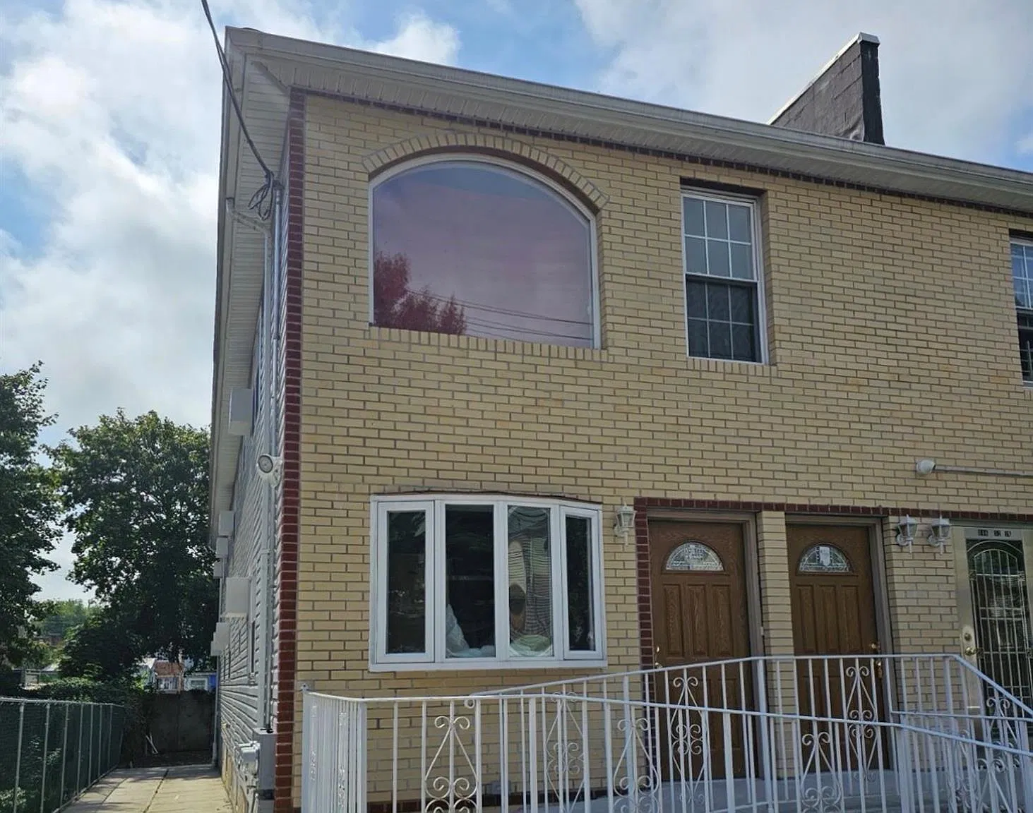 3 bed, 2.0 bath, 2618 sqft, $3,750 — Photo 1