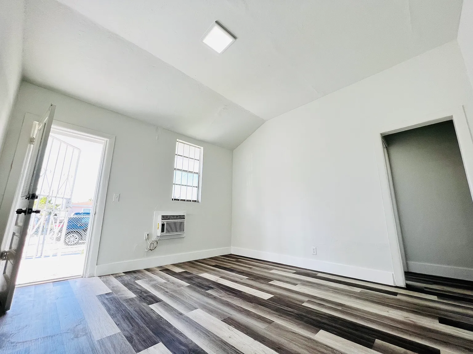 2 bed, 900 sqft, $2,100 — Photo 3
