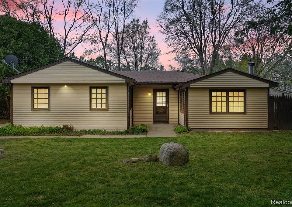 1st image of 46399 Vineyard Ave