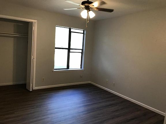 2nd image of 1523-1525 Shannon Cir