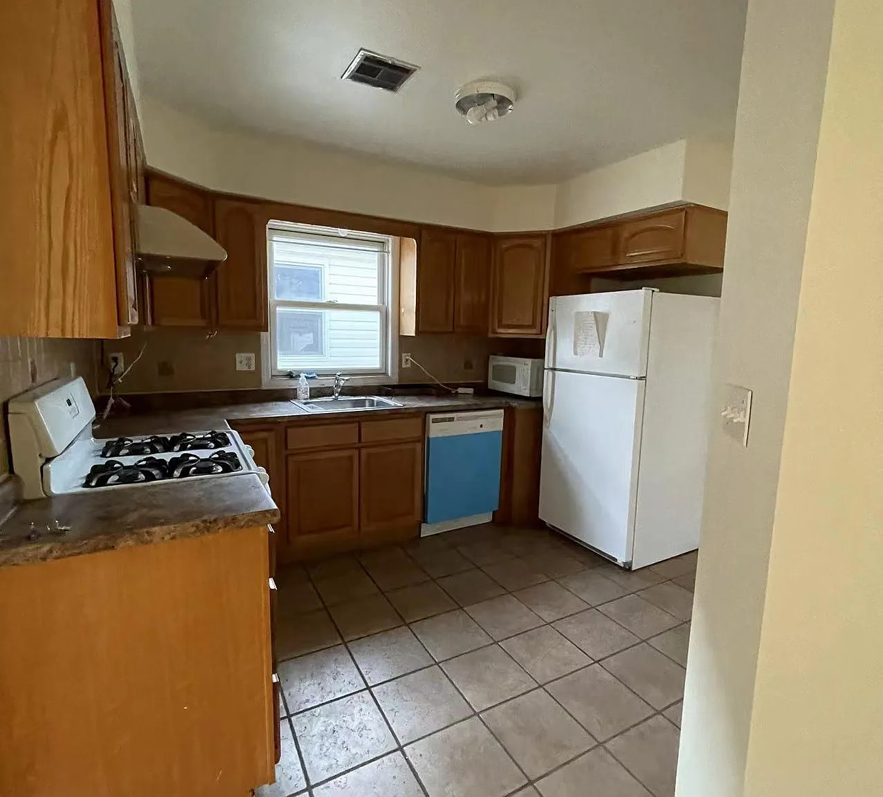 3 bed, 1100 sqft, $2,500 — Photo 2