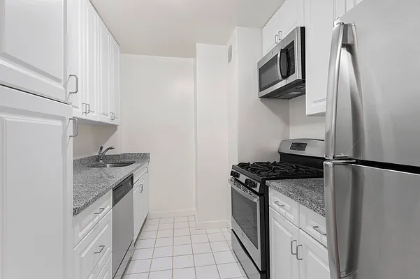 Rented by Manhattan Realty Group | media 10