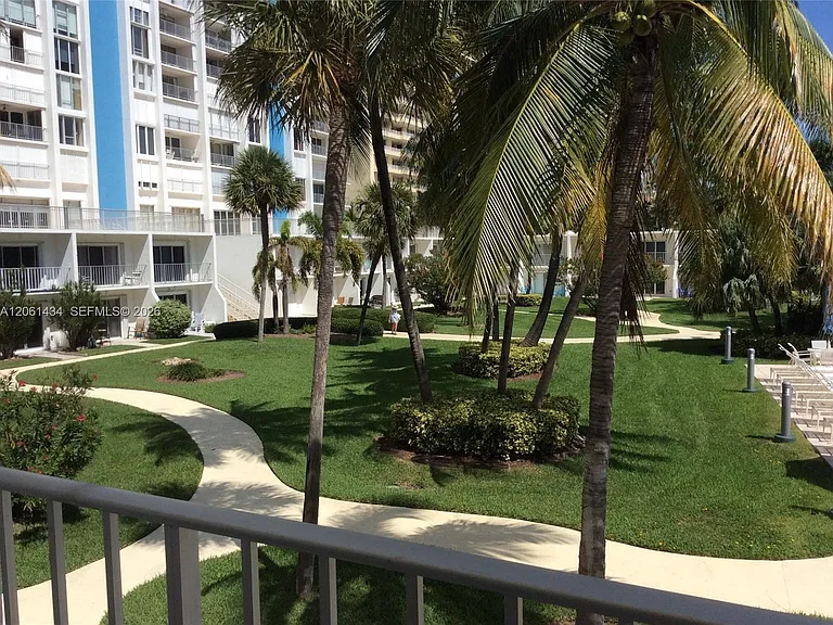 881 Ocean Dr #Townhouse 3 — Photo 3
