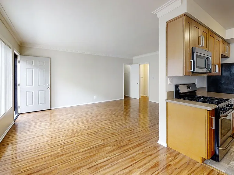 1845 Garfield Place — Photo 6