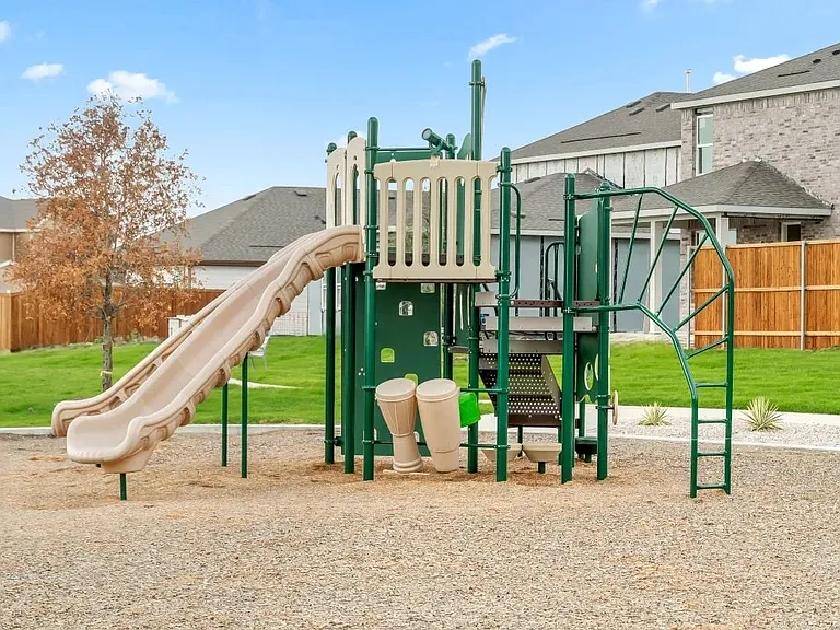 749 Windsor Dr — Photo 33