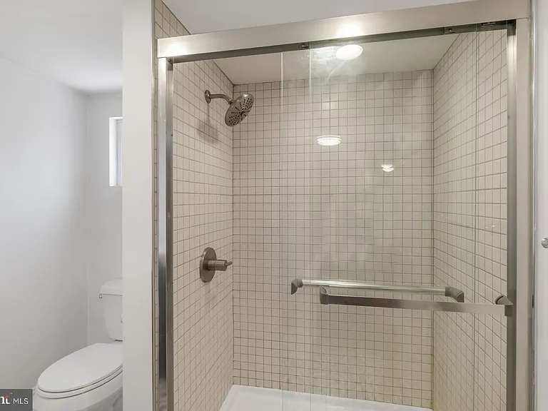 2564 Collins St — Photo 22