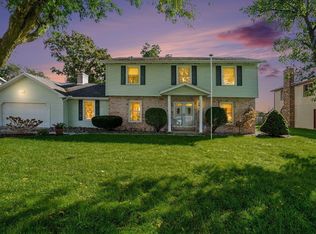 52566 Farmingdale Dr, Granger, IN 46530
