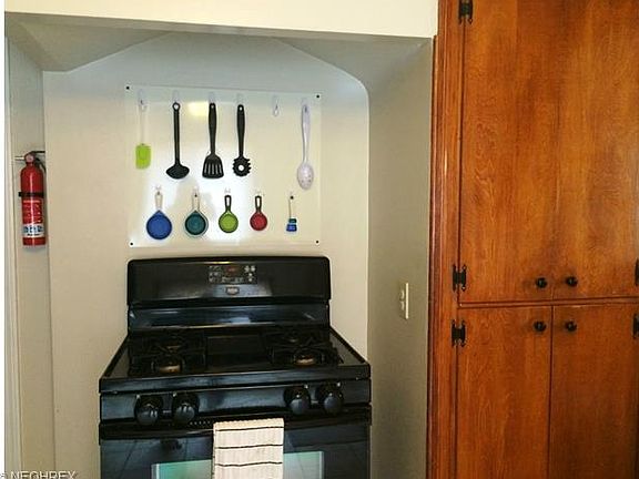 4th image of 8422 Pelham Dr