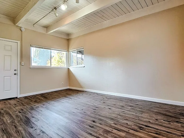 42 S 8th St #6 — Photo 1