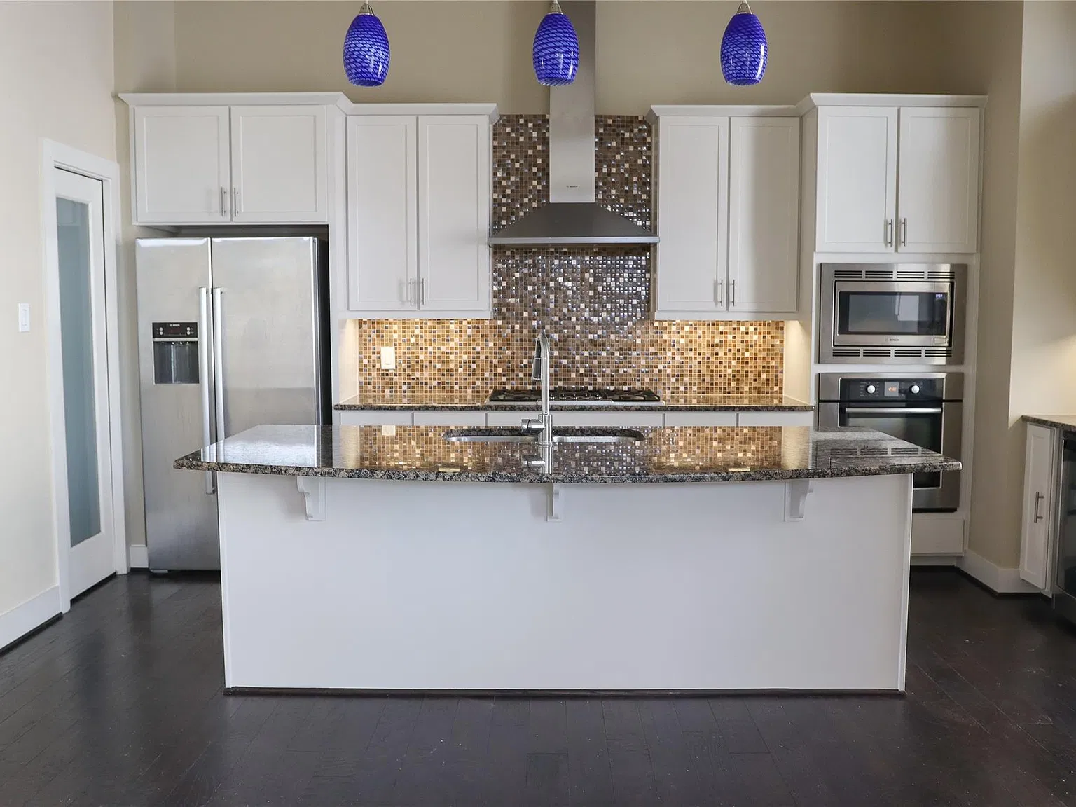 3 bed, 3.5 bath, 2104 sqft, $3,000 — Photo 2