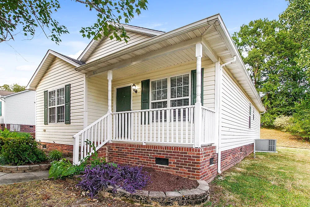 3 bed, 2.0 bath, 1291 sqft, $2,470 — Photo 4