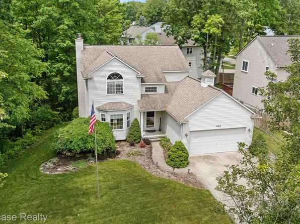 646 Bay Crossing Dr, Waterford, MI 48327