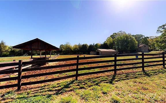 4th image of 622 W Sandy Ridge Rd
