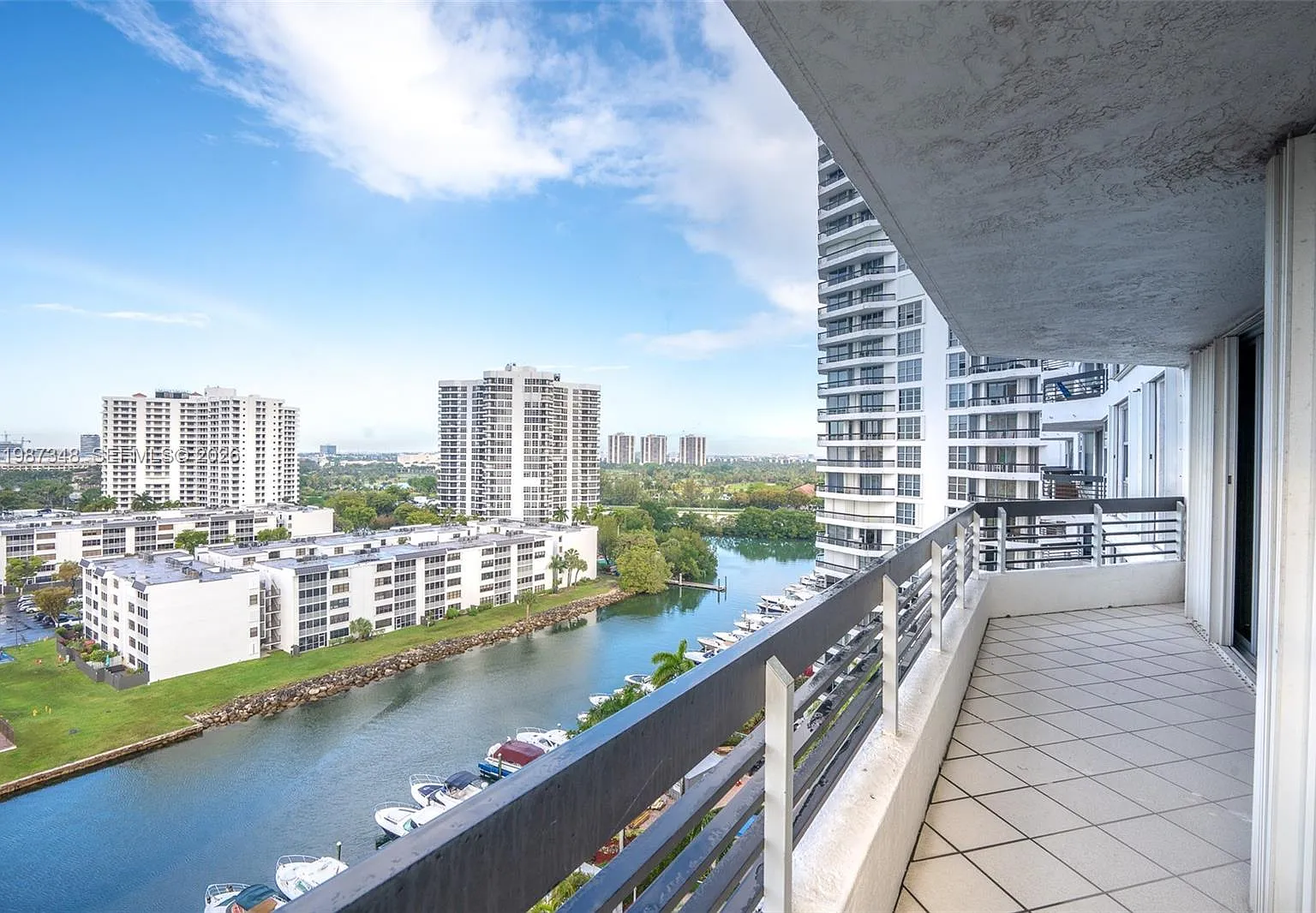 Mystic Pointe Tower 500 C — Photo 3