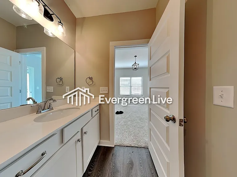 156 Park Dr N — Photo 8