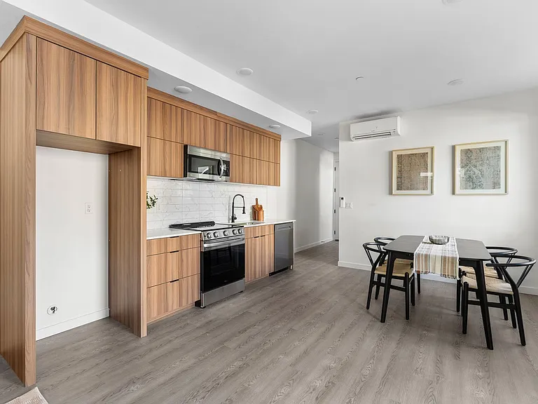 *1 Month Free Rent* A 2bd/2bath Modern Townhome In Portland's Vibrant Hollywood District — Photo 8