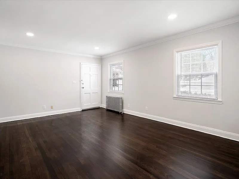 Hilltop Manor Apartments — Photo 4