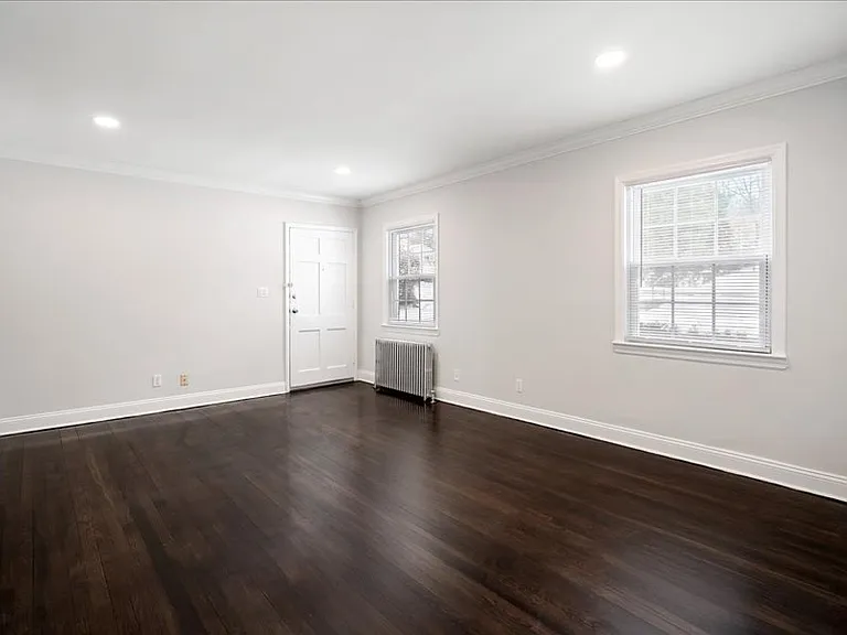 Hilltop Manor Apartments — Photo 4