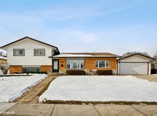 246 Fleetwood Ln, Elk Grove Village, IL 60007
