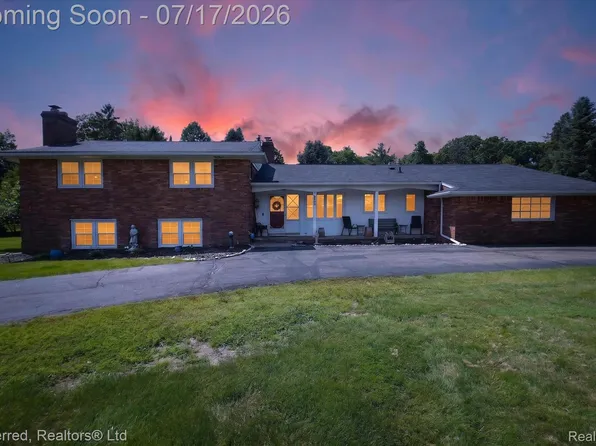 22519 Woodrising Ln, Farmington Hills, MI 48335