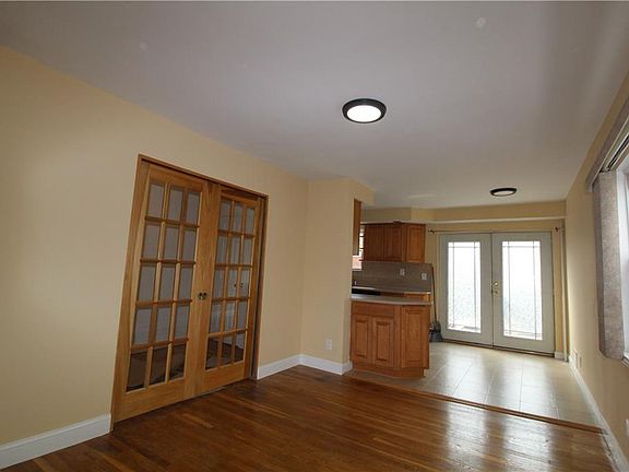 3rd image of 2567 Tiemann Ave