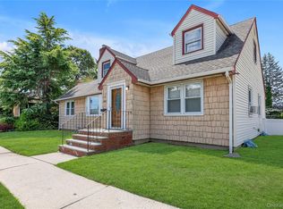 1345 Great Neck Rd, Copiague, NY 11726