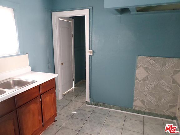 5th image of 1229 Tamarind Ave
