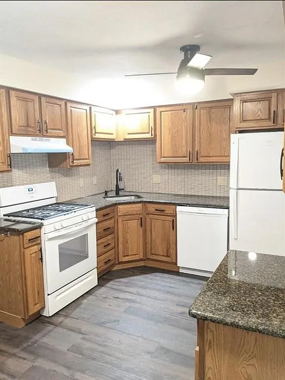 3 bed, 1.5 bath, 1277 sqft, $1,385 — Photo 3
