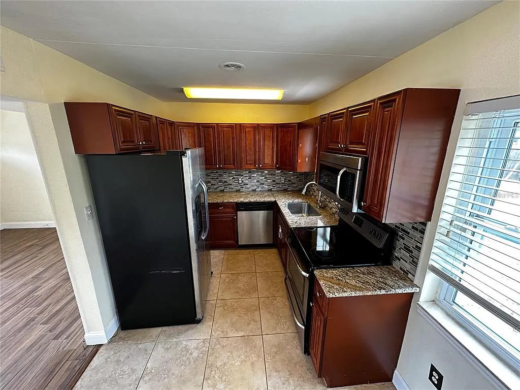 3 bed, 2.0 bath, 894 sqft, $2,000 — Photo 2