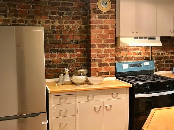 Gourmet kitchen with brand new refrigerator and gas range!