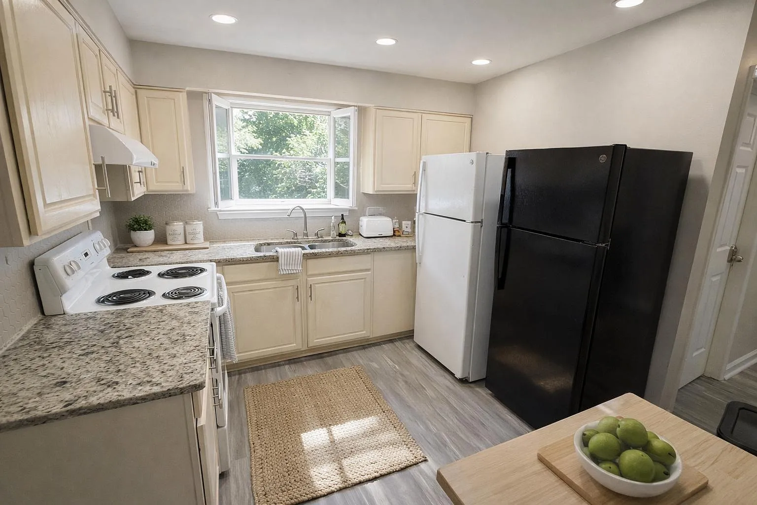4 bed, 3.0 bath, 1900 sqft, $724 — Photo 2