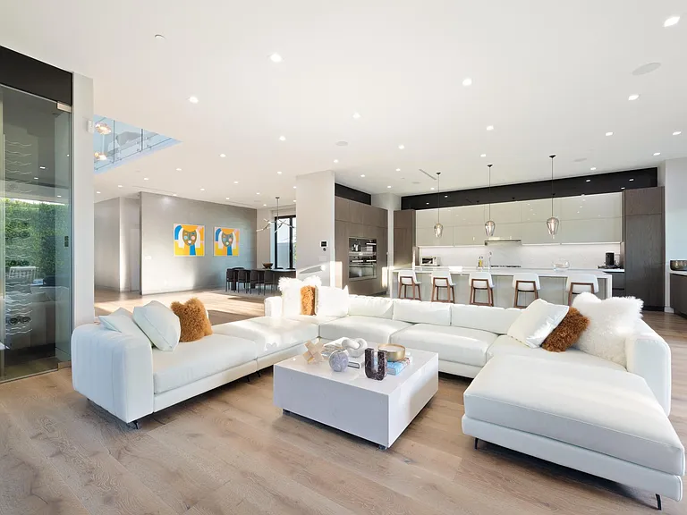 Additional 5-person seating at the kitchen counter bar
Expansive sofa for ultimate comfort