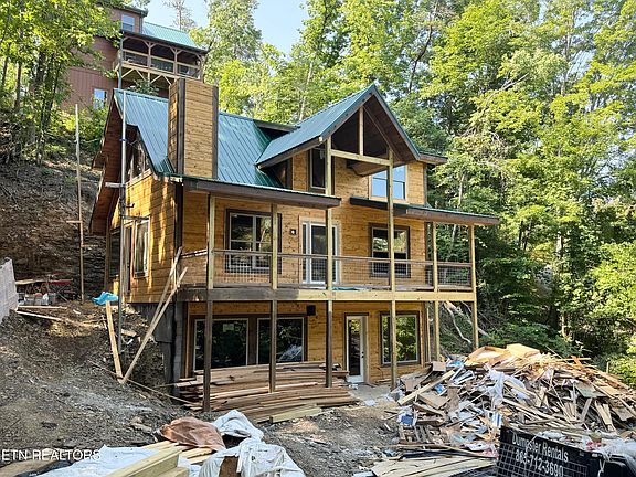 3rd image of 3210 Pine Way