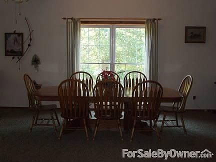 Dinning Room : Plenty of room for family gatherings.