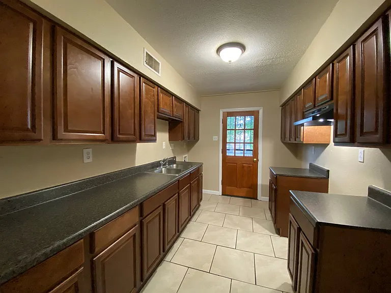 1032 University St — Photo 7