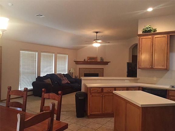 4th image of 905 Oak Creek Dr