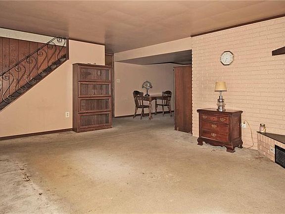 2nd image of 298 Deer Park Dr E