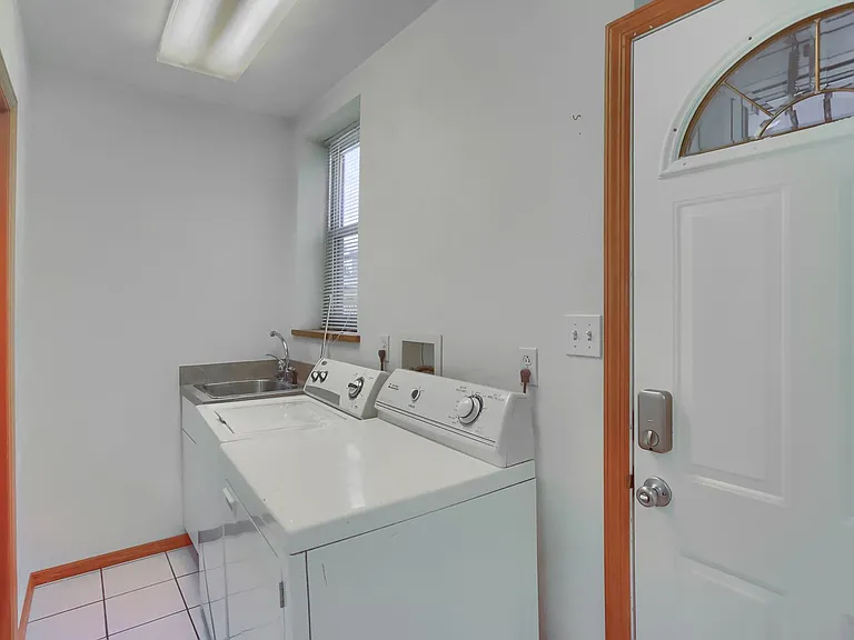 2810 Sarah Street — Photo 11