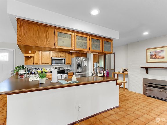 4th image of 6819 124th Street E
