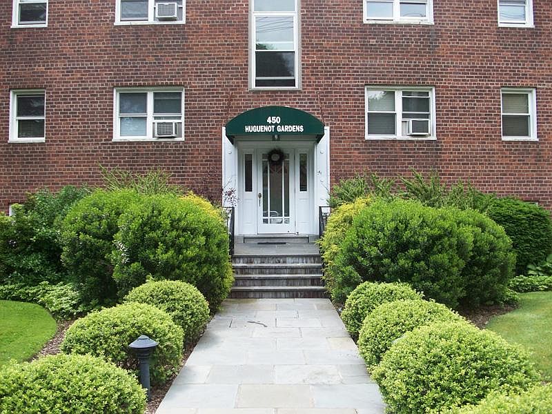 Well maintained spacious 1 bedroom