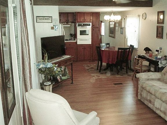 2nd image of 275 Lyndol St