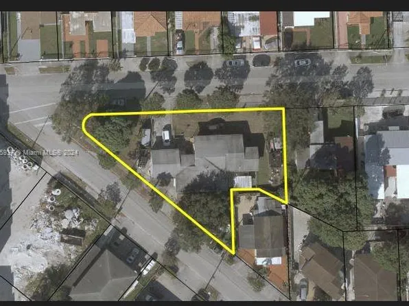 630 SE 8th Pl, Hialeah, FL 33010