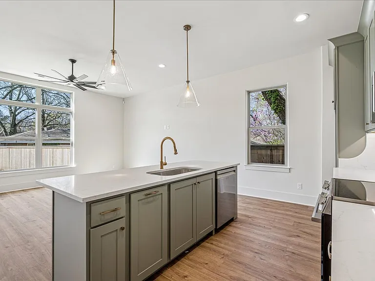 5486 End Village Dr E — Photo 9
