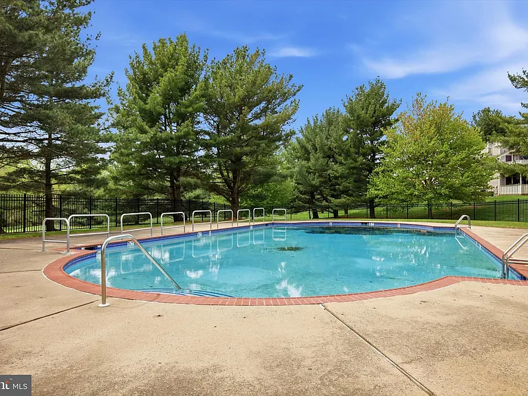 1003 Thornton Ct — Photo 15