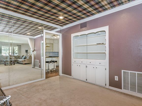 5th image of 114 N Beverly Dr