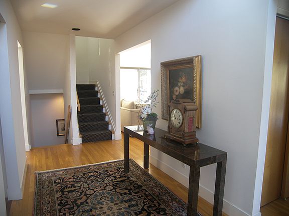 3rd image of 8 Holmewood Ln
